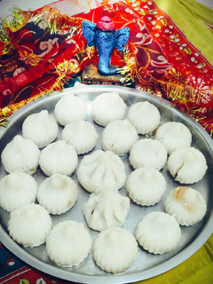 उकड़ीचे मोदक(UKADICHE MODAK RECIPE IN HINDI) रेसिपी मुख्य फोटो