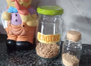 Una foto de Jengibre en polvo y un poco más grande