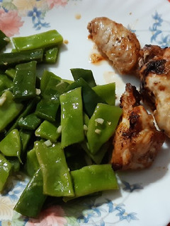 Una foto de Alitas de pollo a la mostaza en airfryer con judías verdes