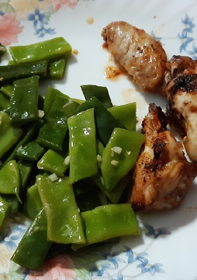Una foto de Alitas de pollo a la mostaza en airfryer con judías verdes
