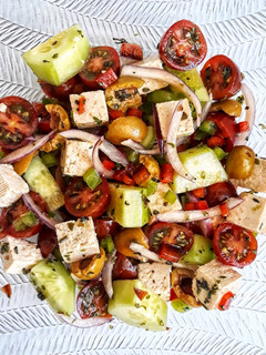 Una foto de 🌱Ensalada griega vegana🌱