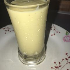 A picture of Mango banana smoothie.