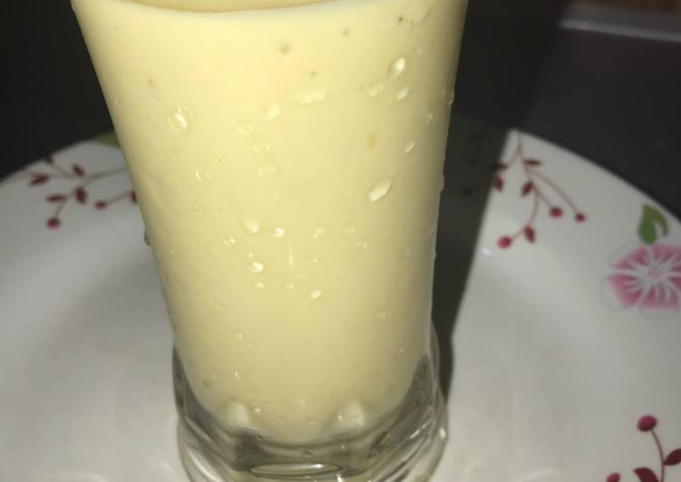 Mango banana smoothie