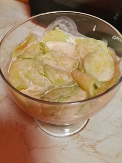 Tejfölös uborkasaláta recept fotója