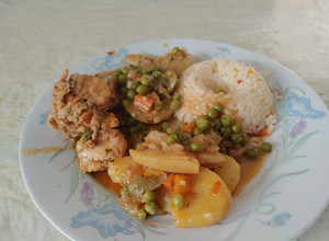 Una foto de Pollo Arvejado con Arroz