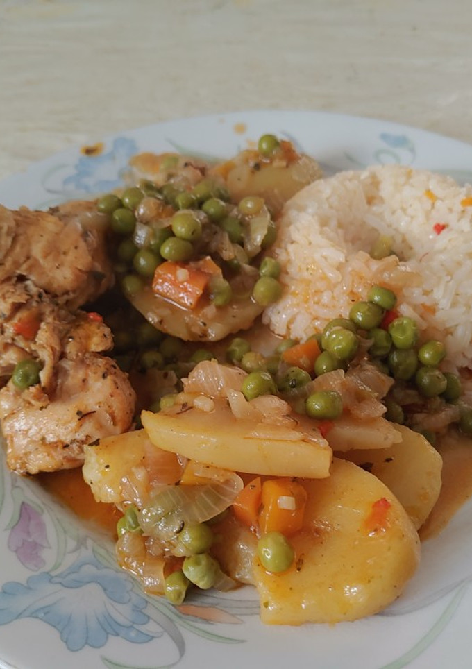 Una foto de Pollo Arvejado con Arroz