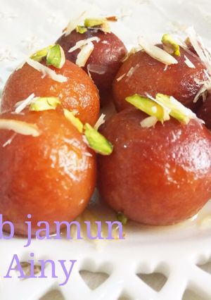 A picture of Gulab jamun.