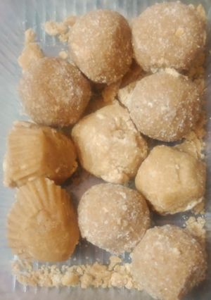 आटे के लड्डू (atte ke ladoo recipe in Hindi) रेसिपी मुख्य फोटो