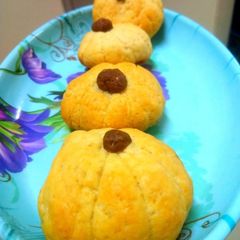 A picture of Pumpkin dinner roll.