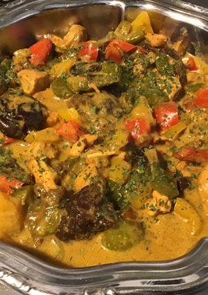 Une photo de Poulet au curry,poivrons tricolores et pruneaux