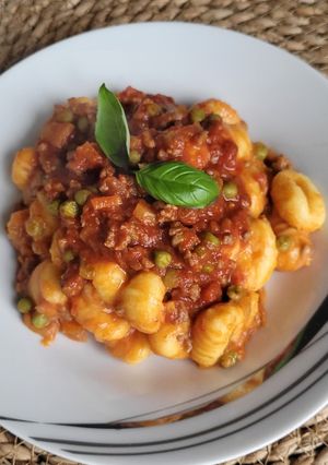 Une photo de Gnocchi sauce tomates viande et petits pois, recette Sicilienne