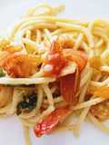 Spaghetti con bottarga e pomodorini su crema di stracciatella