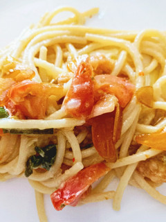 Foto di Spaghetti con bottarga e pomodorini su crema di stracciatella