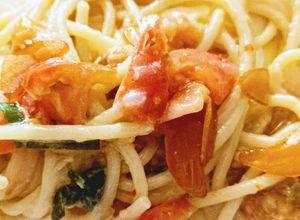 Foto di Spaghetti con bottarga e pomodorini su crema di stracciatella