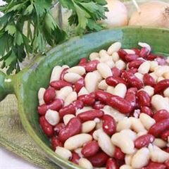 A picture of Red and white bean salad - salatet fassoulia mulawwani.
