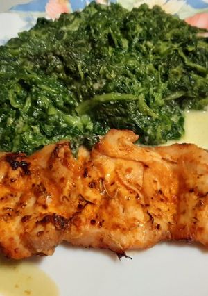 Una foto de Pollo adobado, en airfryer, con espinacas al Cabrales