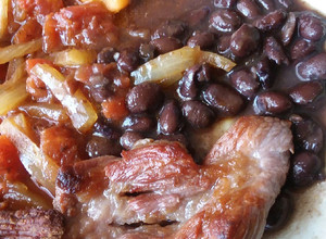 Una foto de Frijoles con carne asada