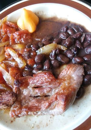 Una foto de Frijoles con carne asada