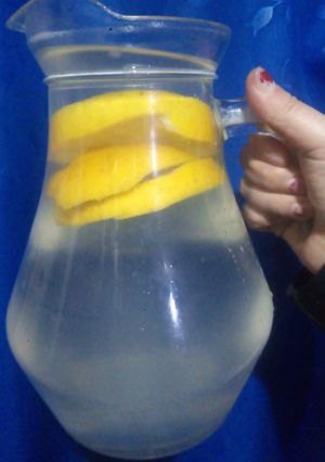 Una foto de Suero casero (método unani) agua +sal + limón= hidratación 🍋🍋🍋🍋