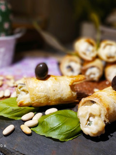 Una foto de Canutillos Rellenos con Brandada de Bacalao y Alubias Blancas