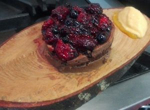 Una foto de Volcán de chocolate y frutos del bosque, helado sapote