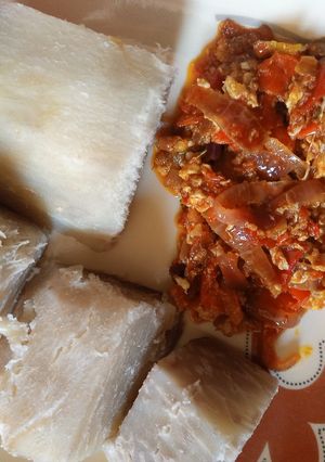 A picture of Boiled yam serve with egg sauce.