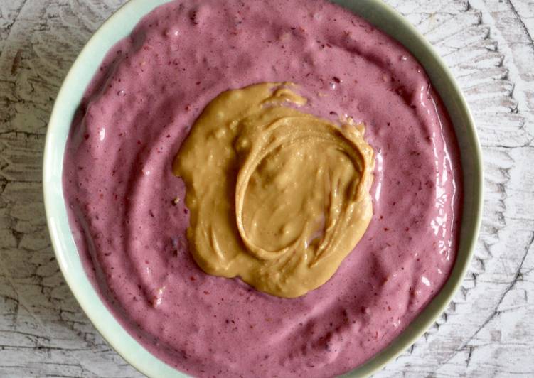 Berry Peanut Butter Smoothie Bowl