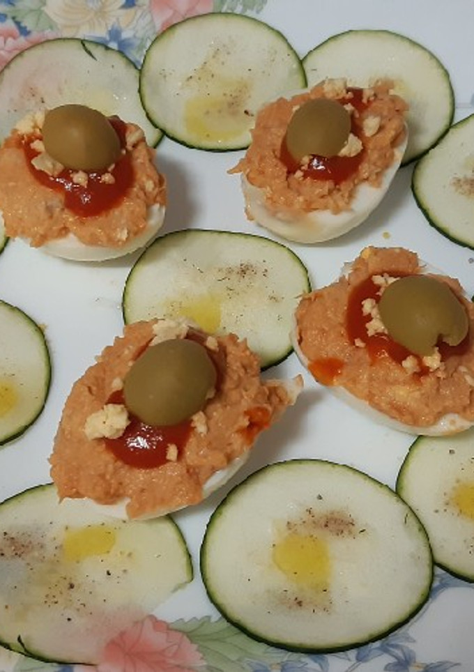 Una foto de Huevos rellenos de atún, con carpaccio de calabacín