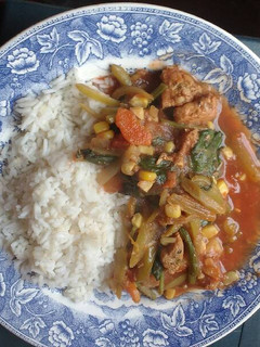 Una foto de Guiso de verduras y pollo