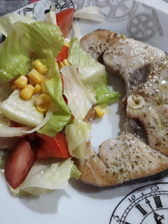 Una foto de Emperador a la plancha con ensalada