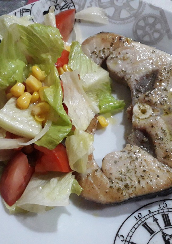 Una foto de Emperador a la plancha con ensalada