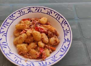 Una foto de Ñoquis con cherry y queso feta