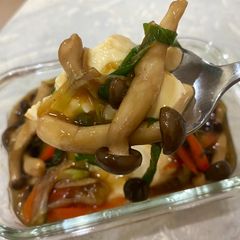 A picture of Steamed tofu with mushroom.