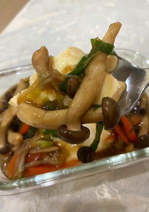 A picture of Steamed tofu with mushroom.