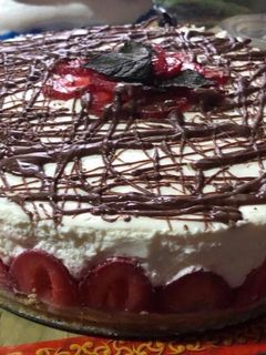 Una foto de Pie de queso con chocolate y fresas a la Melissa