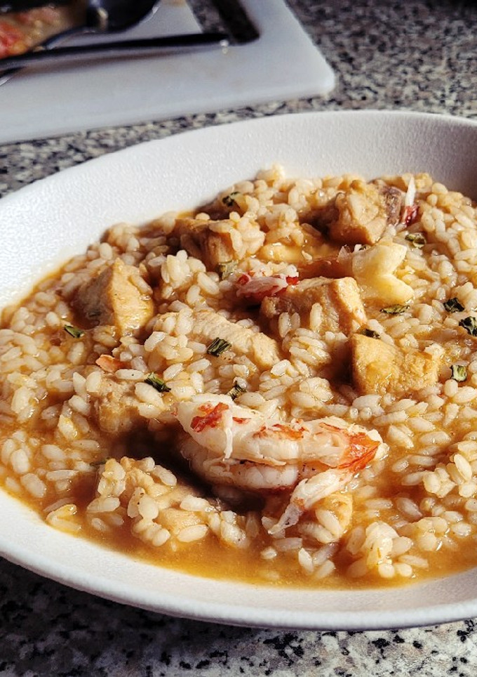 Una foto de Arroz caldoso con Pez Espada y Gambas
