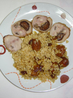 Una foto de Rôti relleno de ciruelas y piñones con arroz con frutos secos