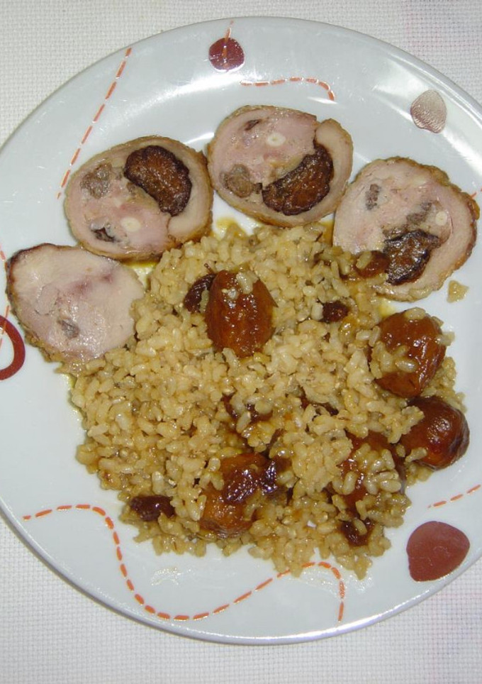 Una foto de Rôti relleno de ciruelas y piñones con arroz con frutos secos