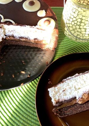 Karamellás-túrós-csokis keksztorta recept fotója