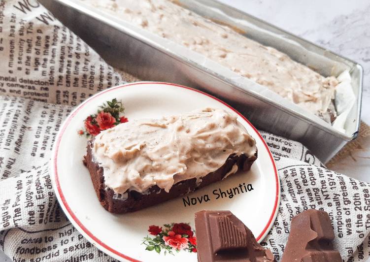 Brownies with tiramisu glaze