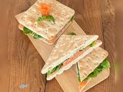 Une photo de sandwich saumon fumé
