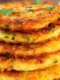 Panquecas de batata com espinafres salteados e ovo escalfado
