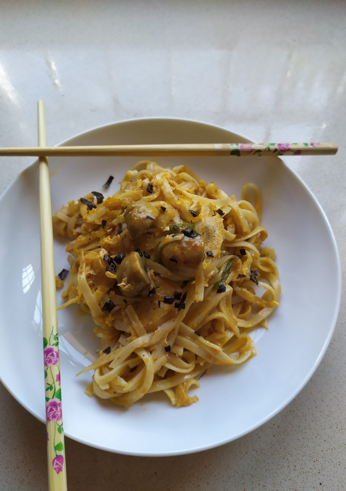 Una foto de Udon al huevo