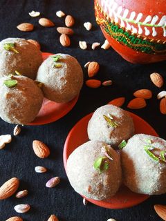 बाजरे के आटे के लड्डू (Bajre ke aate ke laddu recipe in hindi) रेसिपी मुख्य फोटो