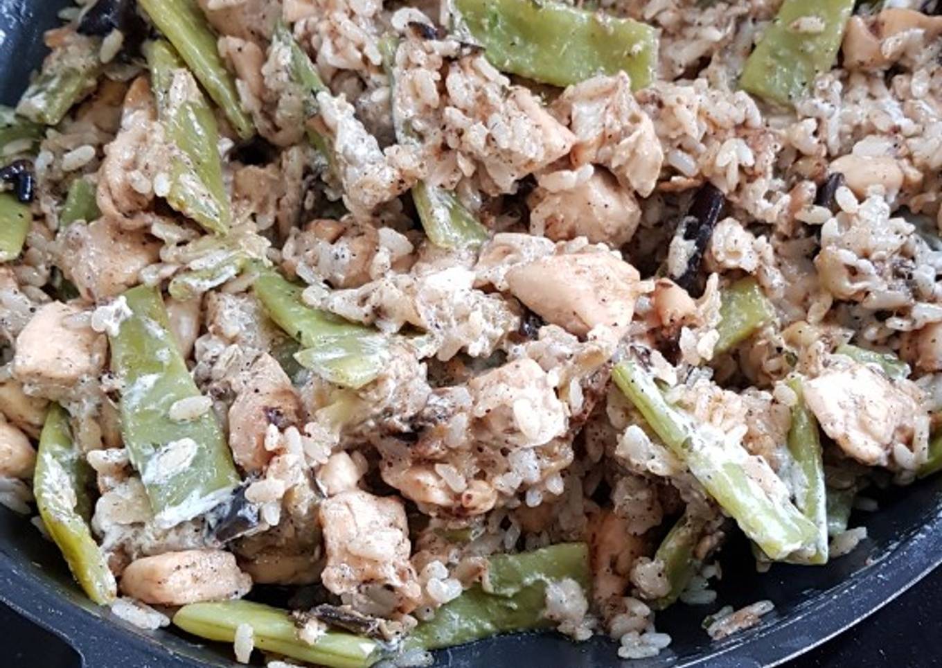 Pollo con verduras, arroz y yogur griego