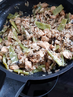 Una foto de Pollo con verduras, arroz y yogur griego