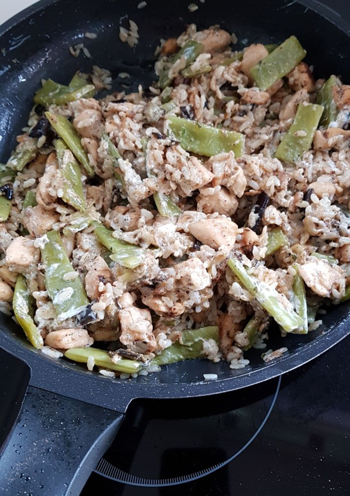 Una foto de Pollo con verduras, arroz y yogur griego