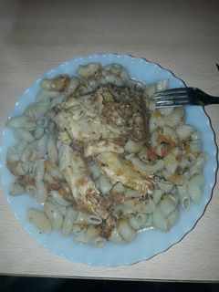 Una foto de Fideos con salsa roja y pollo