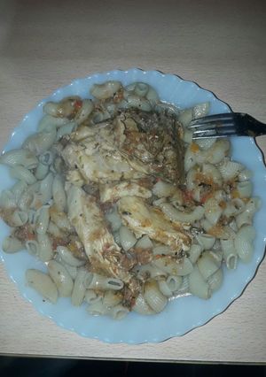 Una foto de Fideos con salsa roja y pollo