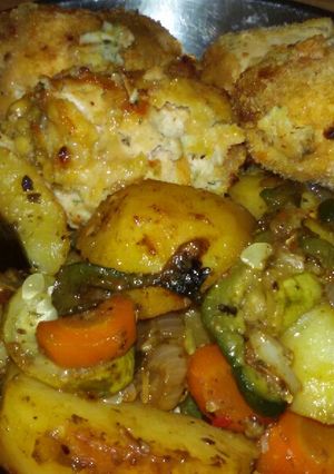 Una foto de Supremas rellenas con jamón y queso con guarnición de verduras